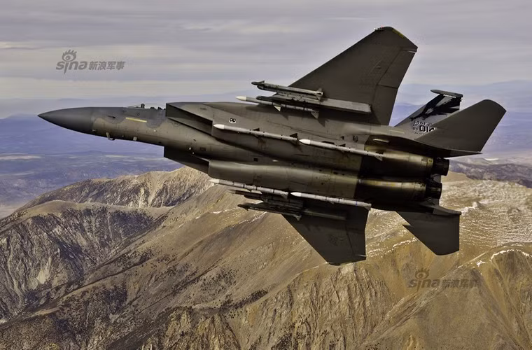 Nhằm duy trì ưu thế trên không vốn có của F-15, biến thể F-15C sẽ được nâng cấp lên chuẩn F-15 2040C tập trung vào việc cải thiện khả năng không chiến của máy bay. Ngoài việc sẽ được trang bị hệ thống điện tử mới F-15 2040C còn có thể mang theo 16 tên lửa không đối không gấp đôi con số 8 tên lửa như trên F-15C. Nguồn ảnh: Sina.