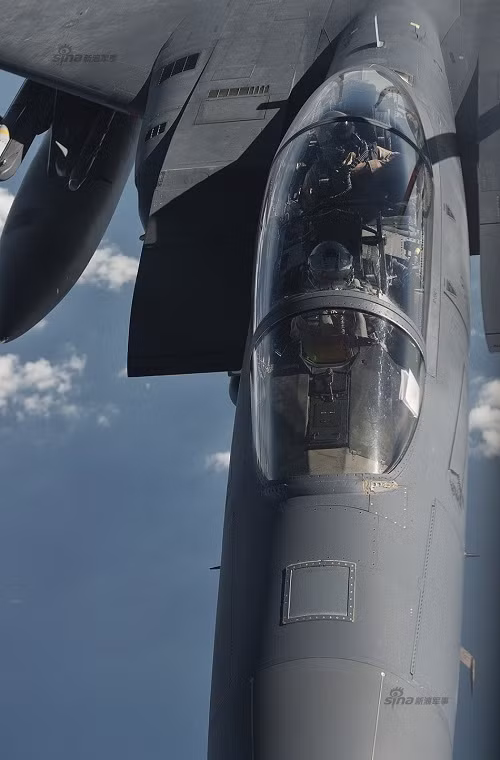 Như đã nói ở trên, F-15E Strike Eagle là biến thể F-15 hiện đại nhất của Không quân Mỹ hiện nay, nó được McDonnell Douglas (bây giờ là Boeing) phát triển từ cuối những năm 1980 dựa trên biến thể F-15 tiêu chuẩn. Khác với F-15, F-15E được thiết kế dành cho nhiệm vụ đánh chặn tầm xa hoặc tấn công các mục tiêu nằm sâu bên trong lãnh thổ đối phương. Nguồn ảnh: Sina.
