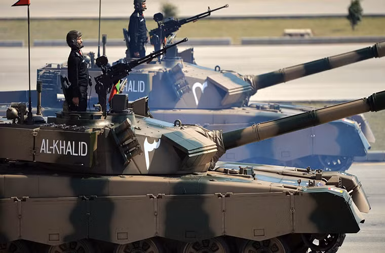 Al-Khalid là dòng xe tăng "xương sống" của lực lượng tăng thiết giáp Pakistan. Nó được phát triển dựa trên mẫu xe tăng Type 90-II do Trung Quốc thiết kế, nhưng toàn bộ dây chuyền sản xuất của Al-Khalid lại được đặt ở Pakistan. Hiện tại Quân đội Pakistan đang có trong trang bị khoảng 600 chiếc Al-Khalid với nhiều biến thể khác nhau. Nguồn ảnh: Offiziere.ch