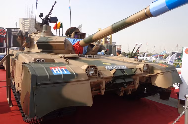 Trong khi đó toàn bộ phần thân và tháp pháo của Al-Khalid được trang bị kiểu giáp modul với hai lớp gồm một lớp giáp composite và lớp giáp chính. Dù vậy khi cần thiết Al-Khalid vẫn có thể được tích hợp thêm giáp phản ứng nổ nhưng Quân đội Pakistan không mặn mà mấy với ý tưởng này. Độ dày cơ bản của hệ thống giáp bảo vệ chính trên Al-Khalid là từ 450-600mm. Nguồn ảnh: Pakistan Defence