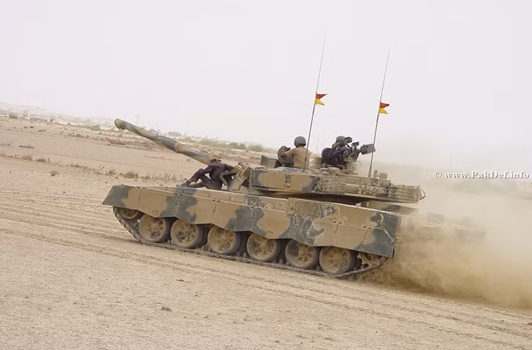 Hệ thống vũ khí chính của Al-Khalid là một pháo nòng trơn 125mm có khả năng bắn nhiều đạn chống tăng khác nhau như APFSDS, HEAT-FS và HE-FS. Bên cạnh đó nó cũng có thể phóng tên lửa chống tăng dẫn đường qua nòng pháo chính tương tự như trên một số dòng xe tăng của Nga hay Ấn Độ. Hệ thống vũ khí phụ của xe tăng này gồm một súng máy đồng trục 7.62mm và súng máy phòng không 12.7mm. Nguồn ảnh: Pakistan Defence