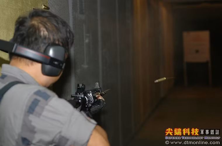 Tầm bắn hiệu quả của súng trường T86 đạt 400m và có thể lên 600m với kính ngắm, tốc độ bắn tối đa của nó là từ 700-800 viên/phút với sơ tốc đầu nòng 840m/s. T86 vẫn sử dụng hộp tiếp đạn tiêu chuẩn STANAG của NATO mặc dù thiết kế hộp đạn được gắn hơi nghiên về phía trước để tránh việc đạn bị chèn khi bắn Nguồn ảnh: dtmimage