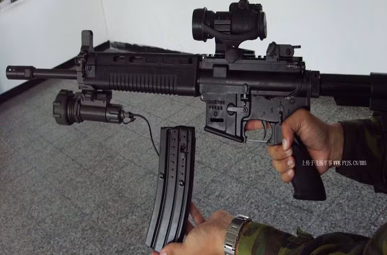 Trong ảnh là một biến thể tiêu chuẩn của T91 có thiết kế gần giống so với T86 với thước ngắm cơ khí cố định được thay thế bằng thanh rail hỗ trợ tích hợp nhiều trang bị hơn kể cả thước ngắm cơ khí tháo rời. Nguồn ảnh: hyperdouraku