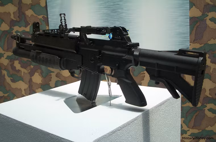 Điểm khác biệt rõ nét nhất giữa T86 và T65 là thiết kế bên ngoài của súng khi T86 sử dụng lại thước ngắm tiêu chuẩn của M16 còn trên T65 lại là thước ngắm của AR-18 và với biến thể cải tiến là AR-15. Ngoài ra các bộ phận như báng súng, tay cầm hay ốp nòng của T86 cũng được thiết kế lại với vật liệu tổng hợp giúp giảm trọng lượng của súng cũng như tạo sự thoải mái hơn cho người sử dụng cũng vốn là điểm trừ của T65 trước đó. Nguồn ảnh: Sina