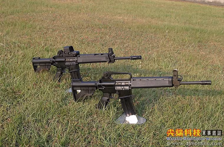 Quay lại thiết kế của T86, nó cũng được phát triển dựa trên thiết kế cơ bản của người tiền nhiệm là T65 khi vẫn sử dụng hệ thống trích khí ngắn cũng như thoi nạp đạn xoay vay mượn từ súng trường tấn công AR-18 lẫn AR-15 của Mỹ. Nhìn chung T86 cũng chỉ biến thể hoàn thiện của T65 bị đánh giá có thiết kế khá tệ. Ngoài cùng trong ảnh là một nguyên mẫu của T86 và kế đến là T91 ta có thể thấy sự thay đổi rõ rệt về mặt thiết kế của chúng. Nguồn ảnh: cbrnarchives