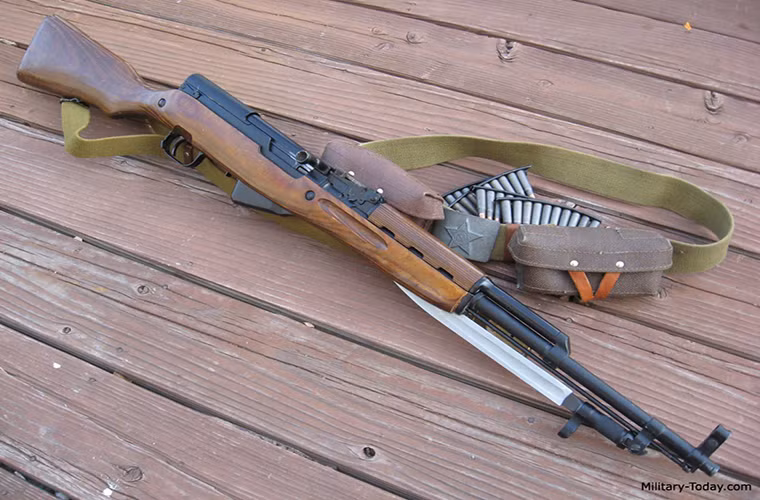 Nhu cầu sở hữu một mẫu súng trường sử dụng đạn 7.62x39mm của Liên Xô xuất phát từ chính yêu cầu thực tế trên chiến trường khi hầu hết các đợt giao tranh bằng súng bộ binh đều nằm trong phạm vi từ 300-700m thay vì 1.000m như suy tính ban đầu của các tướng lĩnh Liên Xô. Nguồn ảnh: military-today.