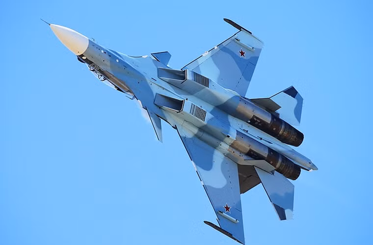 Tiêm kích đa năng Su-30SM có thể mang theo hầu hết tất cả các loại vũ khí đối không, đối đất, đối hải hiện đại nhất có trong trang bị của Không quân Nga hiện tại, với 12 giá treo vũ khí và có tải trọng lên tới 8.000kg. Nguồn ảnh: TASS.