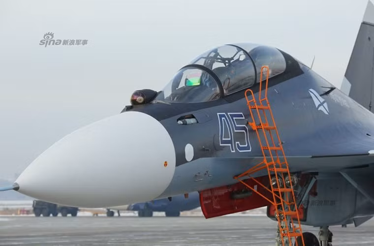Theo phát ngôn viên Hạm đội Biển Đen Vyacheslav Trukhachyov cho biết, những chiếc tiêm kích Su-30SM mới của hạm đội này đều mới được nhà máy chế tạo máy bay Irkutsk chuyển giao vào đầu tháng này sau khi chúng hoàn tất chương trình thử nghiệm tại một trung tâm thử nghiệm hàng không ở Yeisk. Nguồn ảnh: Sina.