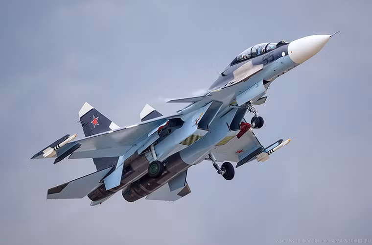 Tiêm kích đa năng Su-30SM được xem là biến thể “Nga hóa” từ Su-30MKI của Ấn Độ, vốn được mệnh danh là phiên bản Su-30 mạnh nhất từ trước tới nay của Sukhoi. Điểm khác biệt duy nhất giữa chúng chính là hệ thống điện tử Sukhoi chế tạo dành riêng cho Su-30SM. Nguồn ảnh: fotki.yandex.ru.