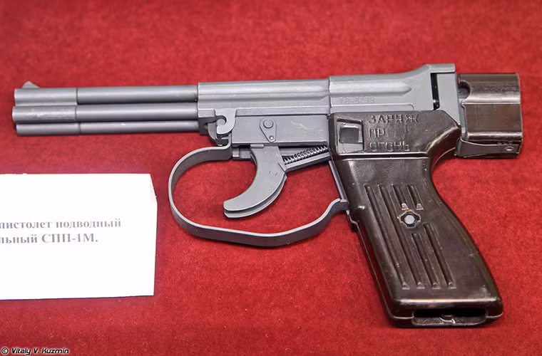 SPP-1M - mẫu súng ngắn bắn dưới nước đã quá quen thuộc với hình ảnh đi kèm lực lượng người nhái Liên Xô và Nga sau này. Nguồn ảnh: Vitaly Kuzmin.