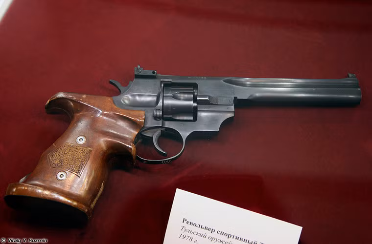 TOZ-49 mẫu súng lục thể thao của Liên Xô trong những năm 1970 với thiết kế báng lạ tại Bảo tàng Tula. Nguồn ảnh: Vitaly Kuzmin.