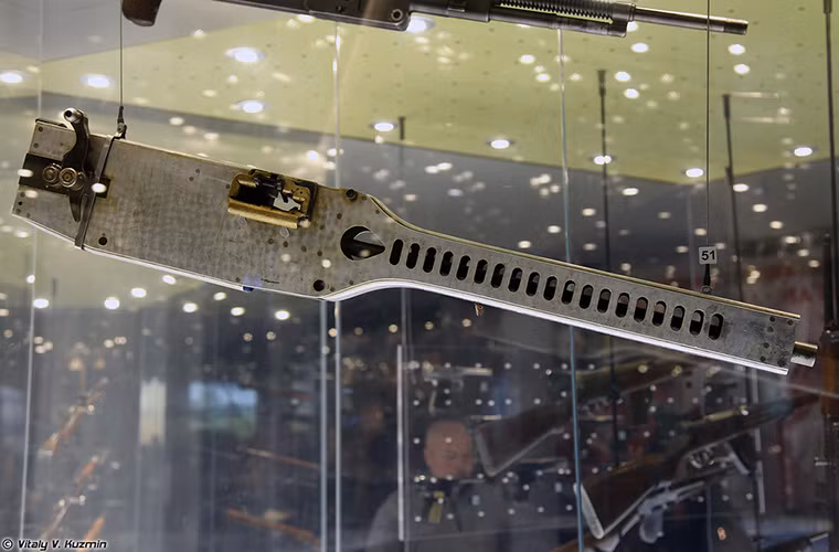  Bảo tàng quân sự Tula là một trong những bảo tàng chủ đề quân đội, quốc phòng lâu đời nhất của Nga với các bộ sưu tập vũ khí được chế tạo từ năm 1724 cho tới nay. Đáng lưu ý, nhiều hiện vật súng ống trong số đó rất "quái dị". Trong ảnh là nguyên mẫu súng máy A-2 có thiết kế quái dị được trưng bày tại Tula. Nguồn ảnh: Vitaly Kuzmin.