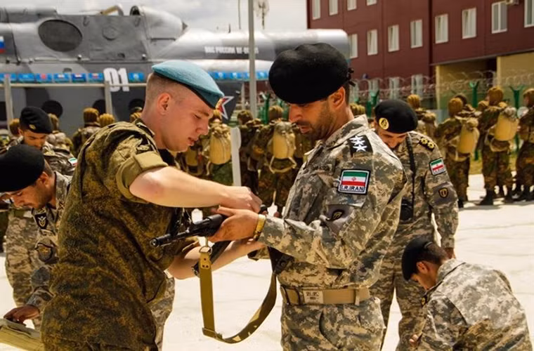 Kể từ khi Iran thoát khỏi các lệnh cấm vận của Liên Hợp Quốc do chương trình phát triển năng lượng hạt nhân của nước này, mối quan hệ giữa Moscow và Tehran dần được cải thiện rõ rệt cả về mặt chính trị lẫn quân sự. Bằng chứng là thông qua hàng loạt hợp đồng quốc phòng được hai bên ký kết trong khoảng thời gian ngắn và sự ủng hộ của Iran đối với các chính sách của Nga tại Trung Đông. Nguồn ảnh: Bộ Quốc phòng Nga