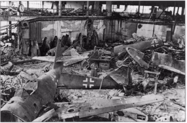 Một nhà máy chế tạo Me-262 sau một trận bom của quân Đồng Minh mọi thứ đều bị phá hoàn toàn. Nguồn ảnh: War History.