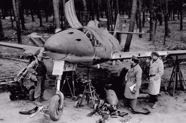 Hình ảnh binh sĩ Mỹ tháo dỡ Messerschmitt Me-262 tại một sân bay gần Frankfurt nhiều khả năng đây là biến thể Me-262A-1a/U5 với pháo 30mm MK 108 đượt trước mũi máy bay. Nguồn ảnh: War History.