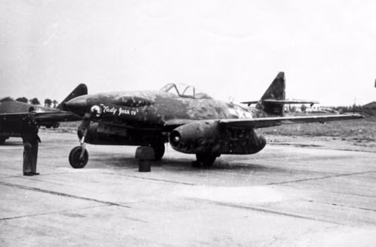 Me-262 được Không quân Đức đưa vào trang bị chính thức từ năm 1944 và đảm nhận nhiều vai trò khác nhau theo từng biến thể như máy bay ném bom/trinh sát và máy bay tiêm kích/đánh chặn. Dù vậy những chiếc Me-262 vẫn chưa thực sự hoạt động hoàn hảo do hệ thống động cơ phản lực có hiệu suất làm việc không cao, tuy nhiên nó vẫn có tốc bay nhanh hơn bất cứ chiến đấu cơ nào của Đồng Minh khi đó. Nguồn ảnh: War History.