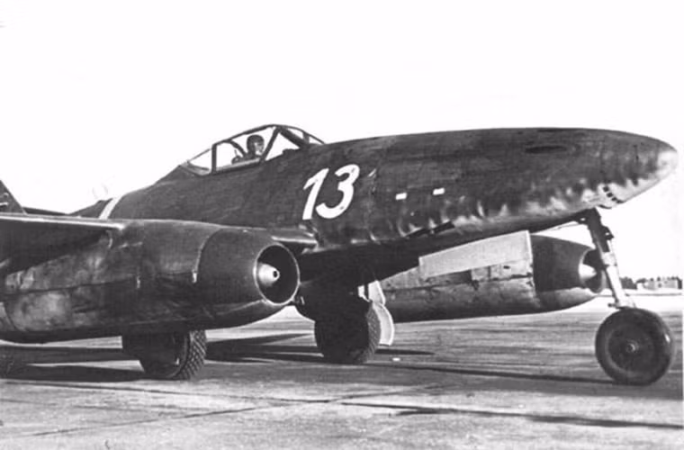 Me-262 được đưa vào sản xuất hàng loạt từ năm 1944 đến 1945 với số lượng hơn 1.400 chiếc trong đó có ba biến thể chính gồm Me-262A, Me-262B và Me-262C bản thân chúng cũng được phát triển thành nhiều biến thể khác nhau. Nguồn ảnh: War History.