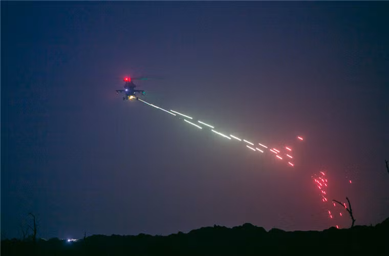 Hệ thống vũ khí của WZ-10 khá đa dạng, nó được trang bị các loại pháo tự động từ 25mm cho đến 30mm tùy theo các biến thể cùng với đó là hệ thống rocket phóng loạt 57mm và 90mm. Về tên lửa tấn công mặt đất WZ-10 được trang bị HJ-10, trong khi đó tên lửa không đối không là PL-9 hoặc TY-90. Nguồn ảnh: People's Daily Online.