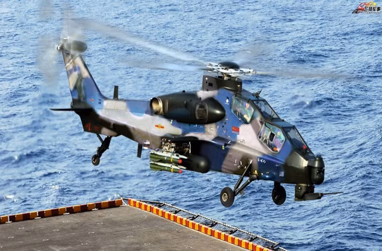 Không chỉ tham gia các hoạt động diễn tập thông thường trên biển với tàu đổ bộ, trực thăng tấn công WZ-10 còn được sơn lại màu ngụy trang đặc trưng dành cho các dòng trực thăng của Hải quân Trung Quốc. Điều phản ánh tham vọng của Trung Quốc trong việc triển khai thường xuyên WZ-10 trong các hoạt động tác chiến trên biển của nước này nhất là trong biên đội tàu sân bay Liêu Ninh. Nguồn ảnh: Sina.