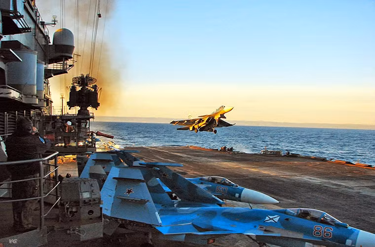 Tuy nhiên Hải quân Nga cũng cần rút ra những bài học cho riêng mình sau những sự cố xảy ra gần đây nhất là trong việc đào tạo phi công hoạt động trên tàu sân bay. Mặt khác tàu Đô đốc Kuznetsov thực sự đã quá lỗi thời và nó không còn phù hợp với một cuộc chiến tranh hiện đại thay vì cố níu giữ Nga nên tìm đến một phương án khác hiệu quả hơn là duy trì một cỗ máy chiến tranh già nua như vậy. Nguồn ảnh: Alpha Coders.