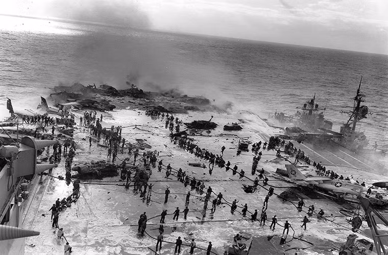Tuy nhiên tai nạn nghiệm trọng nhất trong số đó vẫn là sự cố trên tàu sân bay USS Forrestal vào tháng 7/1967, khi một quả đạn rocket Zuni bất ngờ phát nổ trên boong tàu USS Forrestal kéo theo đó là một chuỗi các vụ nổ liên hoàn khiến 134 thủy thủ thiệt mạng và làm 161 người khác bị thương. Nguồn ảnh: Urban Ghosts Media.