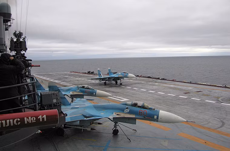 Tàu sân bay Đô đốc Kuznetsov có thể chưa thực sự tốt so với quy mô của nó, nhưng Hải quân Nga vẫn đang trong quá trình thích nghi với việc vận hành một biên đội tàu sân bay theo đúng nghĩa. Dĩ nhiên họ cũng sẽ gặp phải một số khó khăn nhất định như những gì các nước Phương Tây trong đó có Mỹ đã từng trải qua trong quá khứ. Nguồn ảnh: Sputnik.