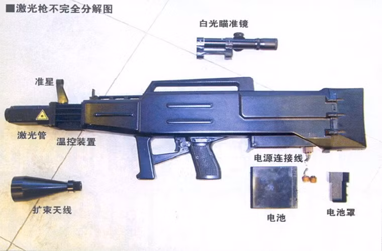 Trung Quốc cho ra mắt khái niệm vũ khí laser cá nhân từ khá sớm một trong số đó có thể kể tới mẫu súng laser WJG-2002, tính năng của nó cũng tương tự như PY131A hay PY132A và không có khả năng sát thương. Mục tiêu chính của WJG-2002 vẫn là các thiết bị trinh sát điện tử hơn là dùng để tấn công bộ binh. Nguồn ảnh: China Military.