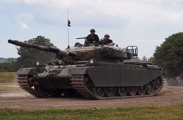 Trong suốt thời gian hơn nửa thế kỷ phục vụ tích cực, xe tăng Centurion được phát triển thành hàng chục biến thể khác nhau tại mỗi quốc gia trong đó nhiều nhất vẫn là Anh, Thụy Điển, Israel và Nam Phi. Dù đã khá lỗi thời nhưng Centurion vẫn được sử dụng rộng rãi ở một số quốc gia trên thế giới với nhiều hình thức khác nhau từ xe tăng chiến đấu chủ lực cho đến xe bọc thép chở quân. Nguồn ảnh: TGN Blog Network