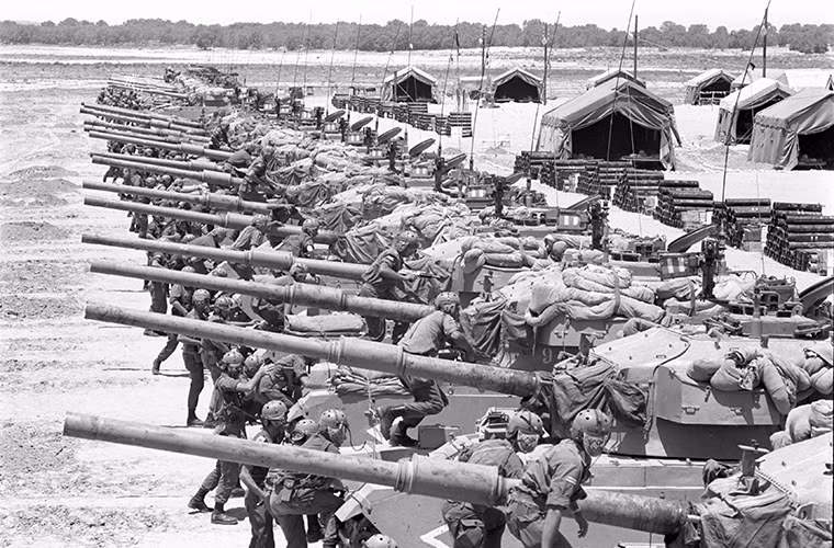 Dù vậy Bộ Chiến tranh Anh vẫn yêu cầu có một sự thay đổi lớn trong thiết kế so với các mẫu xe tăng hiện có của Quân đội Anh khi đó như tăng độ bền và độ tin cậy, có khả năng trụ vững trước một phát bắn thẳng từ pháo 88 mm của Đức, cải thiện khả năng chống mìn, trọng lượng xe không được vượt quá 40 tấn. Không cần tốc độ di chuyển cao nhưng vẫn phải đảm bảo khả năng cơ động của xe. Nguồn ảnh: Pinterest