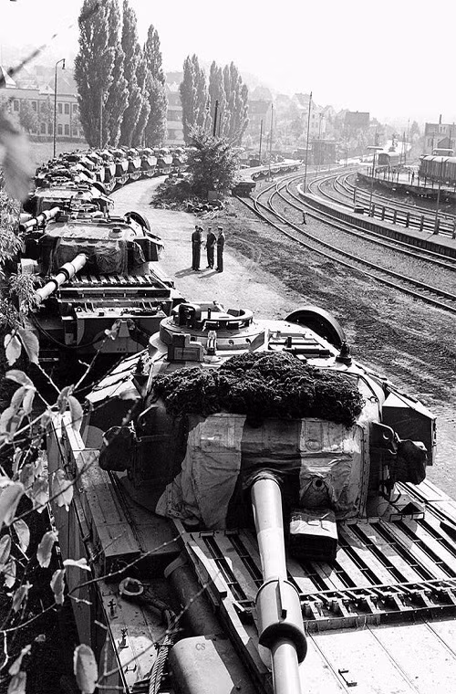 Thiết kế nguyên mẫu Centurion Mark 1 đầu tiên có trọng lượng khoảng 40 tấn với lớp giáp phía trước thân xe dày 76mm và giáp tháp pháo dày 152mm. Dù giáp thân khá mỏng, tuy nhiên nó lại sử dụng thiết kế tấm giáp nghiêng nên độ dày của giáp được tận dụng tối đa tương tự như trên xe tăng Panther của Đức hay T-34 của Liên Xô khi đó. Nguồn ảnh: Pinterest