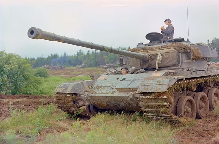 Về cơ bản, phần khung gầm Centurion được thiết kế lại từ Comet, điểm khác nhau giữa chúng là Centurion có thiết kế khung gầm lớn và rộng hơn ngoài ra nó sử dụng hệ thống bánh xích truyền động 6 bánh thay vì 5 như Comet. Centurion cũng được trang bị hệ thống động cơ mới là Rolls-Royce Meteor Z51R Mk. F gearbox có công suất 650 mã lực. Nguồn ảnh: War Thunder