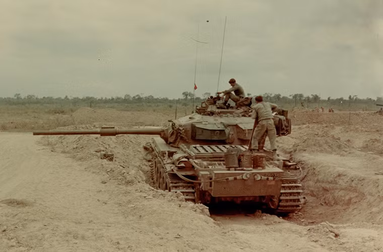 Ngay sau khi được giới thiệu chính thức, xe tăng Centurion đã nhanh chóng dành được sự quan tâm của nhiều nước trong đó đa phần đến từ các quốc gia thuộc Khối liên hiệp Anh và một số nước Châu Âu. Thậm chí nó còn nổi tiếng hơn cả các dòng xe tăng của Mỹ khi đó và được cho là đối thủ duy nhất của những chiếc xe tăng IS hay T-54/55 của Liên Xô trong giai đoạn đầu của Chiến tranh Lạnh. Nguồn ảnh: Pinterest