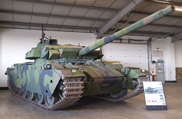 Trong ảnh là biến thể Centurion Stridsvagn 104 của Quân đội Thụy Điển với thay đổi chính là hệ thống giáp bảo vệ phản ứng nổ xung quanh tháp pháo và phía trước xe, ngoài ra nó cũng được trang bị hệ thống động cơ và hộp số tự động mới. Nguồn ảnh: aw.my.com