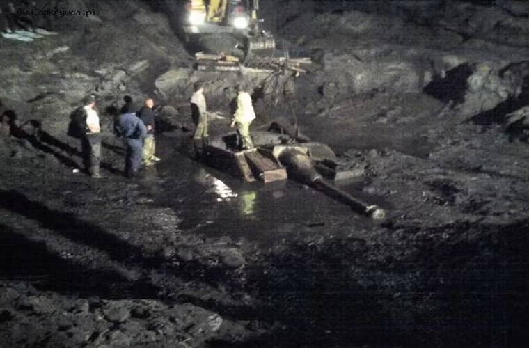 Sau chiến tranh, Quân đội Ba Lan cũng tìm cách trục vớt pháo tự hành chống tăng Stug IV trên vào năm 1954 nhưng không thành công do trọng lượng của chiếc xe quá lớn. Ngoài ra, còn do bùn dưới lòng sông tràn vào bên trong xe. Từ đó, đến năm 2006 chiếc Stug IV này vẫn nằm lại đáy sông Rgilewka cho đến khi được trục vớt thành công. Nguồn ảnh: The Vintage News.