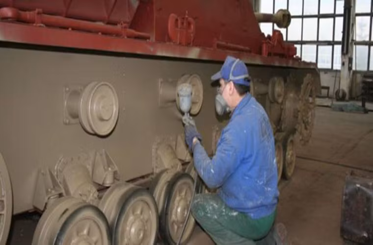 Nhằm tăng tính cơ động trên chiến trường, pháo tự hành Stug IV được trang bị hệ thống giáp bảo vệ khá mỏng chỉ dày tối đa khoảng 80mm nhưng bù lại nó có thể mang theo nhiều đạn hơn với 60 viên đạn pháo các loại. Kíp chiến đấu của mẫu pháo tự hành này gồm 4 người với chỉ huy xe, pháo thủ, nạp đạn và lái xe. Nguồn ảnh: The Vintage News.