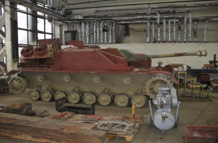 Trong ảnh là chiếc Stug IV với tháp pháo cố định được lắp trở lại khung gầm của xe nhìn hình ảnh này không ai nghĩ nó đã từng nằm dưới đáy sông trong suốt 60 năm. Nguồn ảnh: The Vintage News.