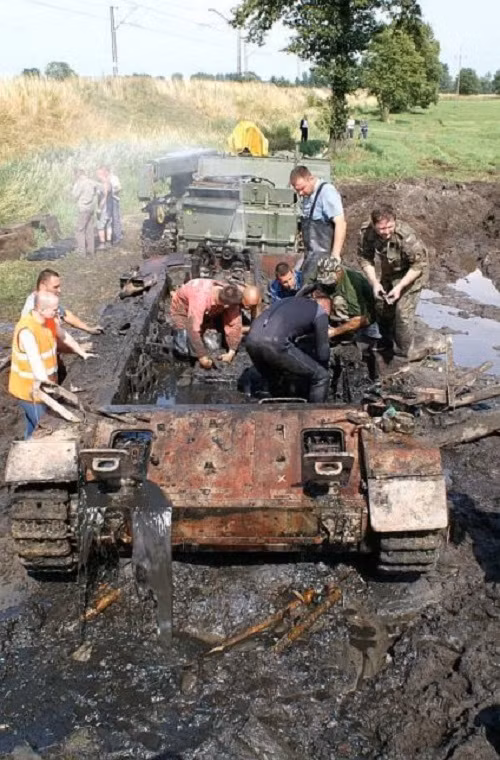 Sở dĩ chiếc Stug IV được trục vớt thành công vào năm 2006 một phần do con sông Rgilewka đã cạn, và nhóm trục vớt chỉ cần đào lớp bùn phía trên chiếc xe và tháo rời nó sau đó kéo lên bờ. Dù vậy quá trình này cũng kéo dài hơn ba ngày mới hoàn tất. Nguồn ảnh: The Vintage News.