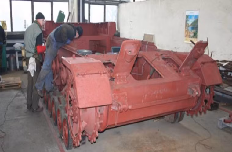 Toàn bộ khung thân của chiếc Stug IV được giá cố lại các vị trí hư hỏng bao gồm cả hệ thống bánh xích truyền động và các chi tiết bên trong xe cũng được làm mới. Về cơ bản hệ thống động cơ của Stug IV sẽ được phục chế lại trong cùng với hình dáng bên ngoài còn các chi tiết khác đặc biệt là pháo chính lại mang tính tượng trưng và không thể hoạt động đc. Nguồn ảnh: The Vintage News.