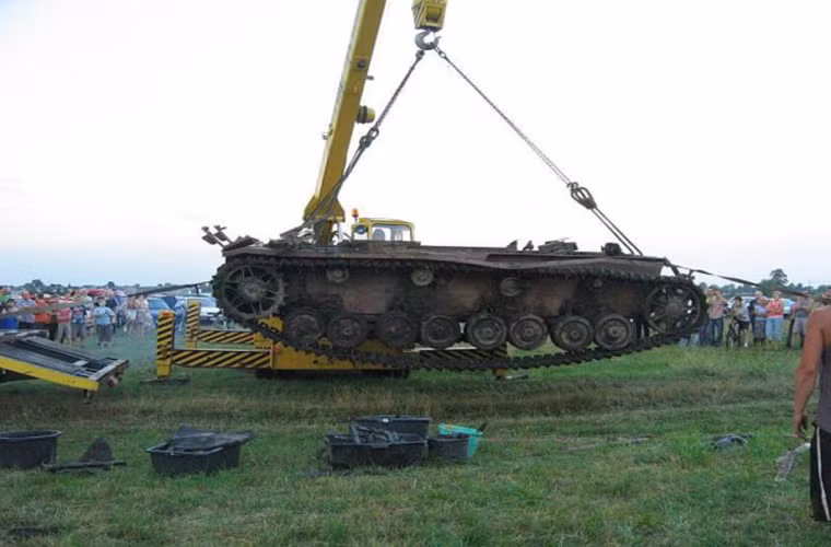 Do nằm sâu dưới lớp bùn nên mọi chi tiết trên Stug IV vẫn còn khá nguyên vẹn và không chịu nhiều tác động lắm bởi các yếu tố bên ngoài. Đây cũng là một điều kiện thuận lợi để phục hồi khẩu pháo tự hành này. Nguồn ảnh: The Vintage News.