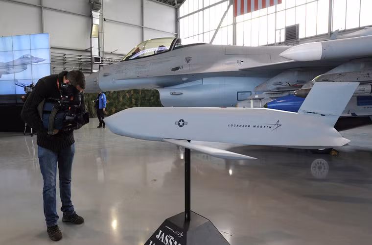 Với phiên bản JASSM-ER, Lockheed Martin đã cải tiến mẫu tên lửa hành trình này với thế hệ động cơ phản lực Williams International F107-WR-105 có hiệu suất hoạt động cao hơn cho phép JASSM-ER nâng tầm bắn lên tới hơn 900km, trong khi đó ở biến thể JASSM chỉ tầm 370km và kích thước cơ bản giữa hai biến thể này vẫn tương tự nhau. Nguồn ảnh: Sputnik.