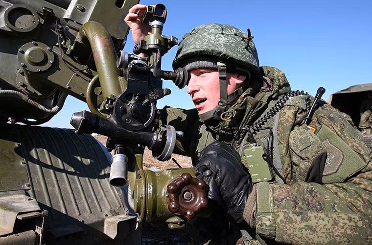 Hình ảnh binh sĩ Nga canh chỉnh mục tiêu với kính ngắm tiêu chuẩn PG-1M trên một tổ hợp BM-21. Nguồn ảnh: Russian Military Technologies.