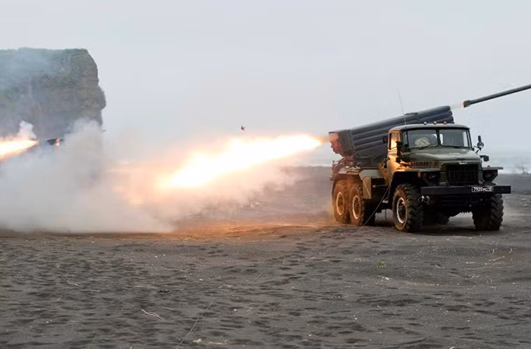 DP-62 không phải là mẫu đạn rocket chống ngầm mới và nó được Liên Xô đưa vào trang bị từ những năm 1980 dành cho biến thể BM-21PD "Damba" vốn được sử dụng để bảo vệ các căn cứ hải quân của Liên Xô trước đây. Nguồn ảnh: Russian Military Technologies.