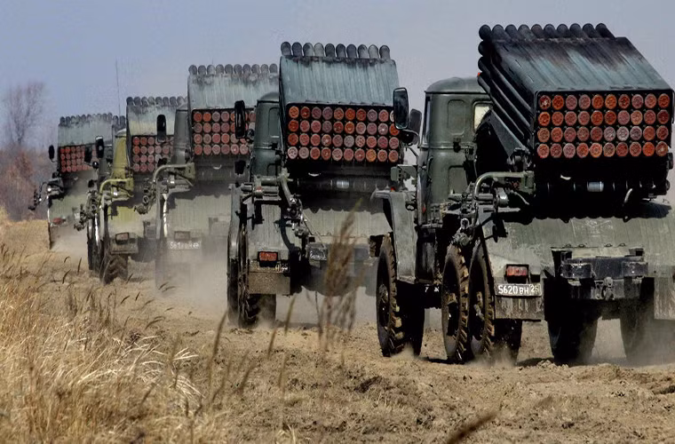 Biến thể nâng cấp được đánh giá tốt nhất hiện tại của BM-21 là 9K51M "Tornado-G" do Nga phát triển nhầm thay thế các biến thể BM-21 kiểu cũ, tuy nhiên các tính năng cơn bản trên BM-21 vẫn được giữ nguyên ở Tornado-G nhưng khả năng tự động hóa của nó cao hơn, cùng với đó là việc nâng tầm bắn của đạn rocket, tăng độ chính xác với mẫu đầu đạn dẫn đường. Nguồn ảnh: Sputnik.