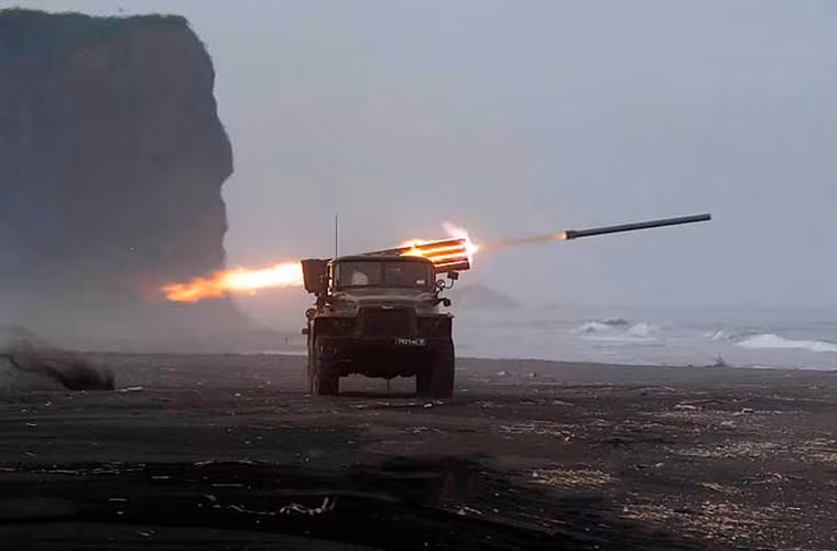 Còn đối với xe phóng mang theo nó về cơ bản vẫn có thiết kế tương tự như các biến thể pháo phản lực BM-21 trước đó, với khung gầm đặc chủng Ural-375D mang theo cụm tổ hợp ống phóng 40 nòng. Tốc độ bắn của BM-21PD vẫn ở mức 40 phát trong vòng 20 giây và rút đi ngay sau khi triển khai. Nguồn ảnh: zonwar.ru.