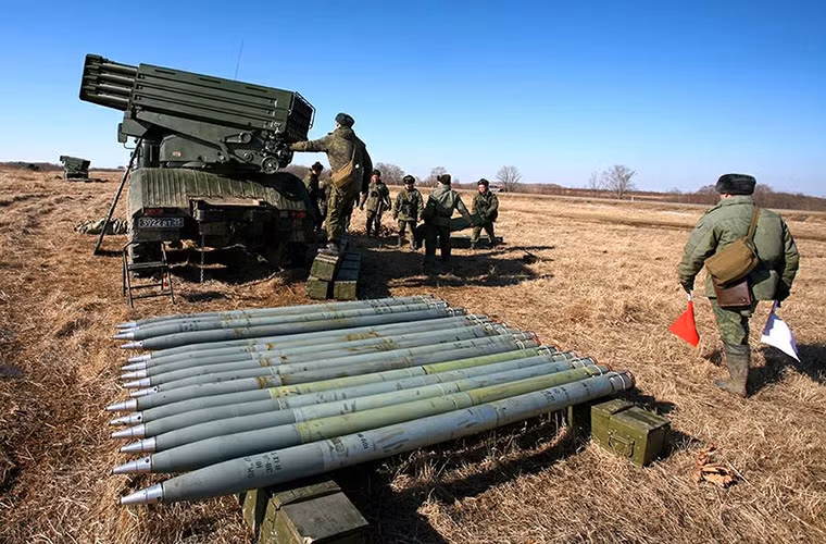 Được đưa vào trang bị từ năm 1963 cho đến nay, BM-21 và các biến thể của nó vẫn là một trong những vũ khí chủ lực của lực lượng pháo binh Nga và nhiều quốc gia khác trên thế giới trong đó có cả Việt Nam. Không loại trừ khả năng, Việt Nam cũng có trong tay các phiên bản đạn rocket chống ngầm. Nguồn ảnh: Russian Military Technologies.