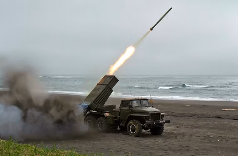 Với thiết kế đặc biệt của mình, đạn phản lực DP-62 có thể tiêu diệt hoặc gây ảnh hưởng đến các mục tiêu ngầm hoạt động ở độ sâu từ 3-200m, mẫu đạn rocket PRS-60 của nó được trang bị một đầu đạn nặng 20kg. Tuy nhiên điều này lại khiến tầm bắn của DP-62 thấp hơn nhiều so với một số dòng đạn rocket BM-21 thông thường khi chỉ ở mức từ 300m đến 5.000m. Nguồn ảnh: Russian Military Technologies.