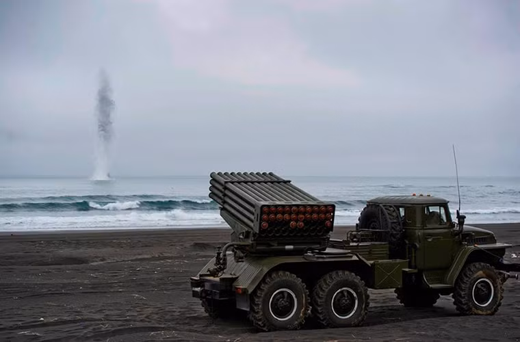 Kể từ khi xuất hiện vào đầu những năm 1960 cho tới nay các tổ hợp pháo phản lực BM-21 Grad được xem là loại vũ khí không thể thiếu trong trang bị của mọi đơn vị pháo binh trên thế giới. Sức mạnh và khả năng của nó đã được chứng minh qua nhiều cuộc chiến từ Châu Á, Trung Đông cho đến cả Châu Âu. Tuy nhiên người ta chỉ biết đến BM-21 như một loại vũ khí tấn công mặt đất nhưng ít ai biết rằng nó còn sở hữu cả khả năng chống ngầm không hề thua kém các loại vũ khí chống ngầm chuyên dụng. Nguồn ảnh: Russian Military Technologies.