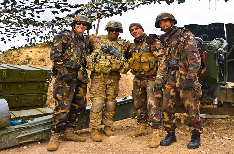 Binh sĩ Mỹ - Hungary chụp ảnh lưu niệm bên cạnh khẩu D-20 trước giờ khai hỏa. Nguồn ảnh: Quân đội Mỹ.