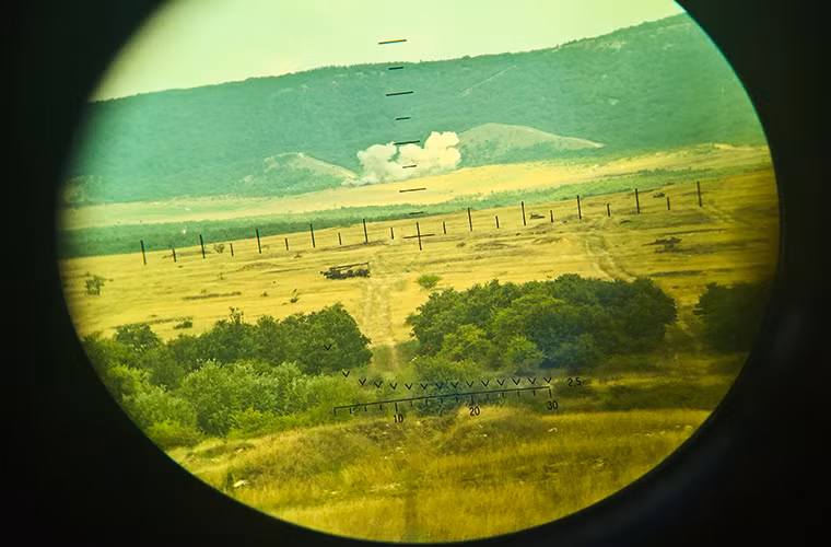 D-20 có thể bắn nhiều loại đạn pháo 152mm khác nhau do Liên Xô phát triển hoặc các biến thể đạn pháo của các nước Đông Âu. Tầm bắn hiệu quả của nó là gần 18km và tối đa lên tới 24km (đạn tăng tầm) với tốc độ bắn ở điều kiện thông thường là 1 phát/phút. Nó sử dụng cơ chế bắn bán tự động với khoá nòng xoắn. Nguồn ảnh: Quân đội Mỹ.