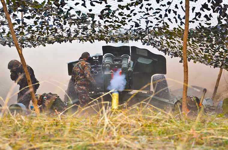 D-20 cũng là một trong những mẫu lựu pháo thành công nhất của Liên Xô trong Chiến tranh Lạnh. Nó được phát triển từ cuối những năm 1940 và được đưa vào trang bị lần đầu tiên vào năm 1955. Để vận hành cỗ pháo nặng 5.7 tấn này cần tới kíp pháo thủ từ 8-10 binh sĩ với thời gian triển khai tối đa trong vòng 3 phút nếu trận địa pháo được chuẩn bị trước. Nguồn ảnh: Quân đội Mỹ.